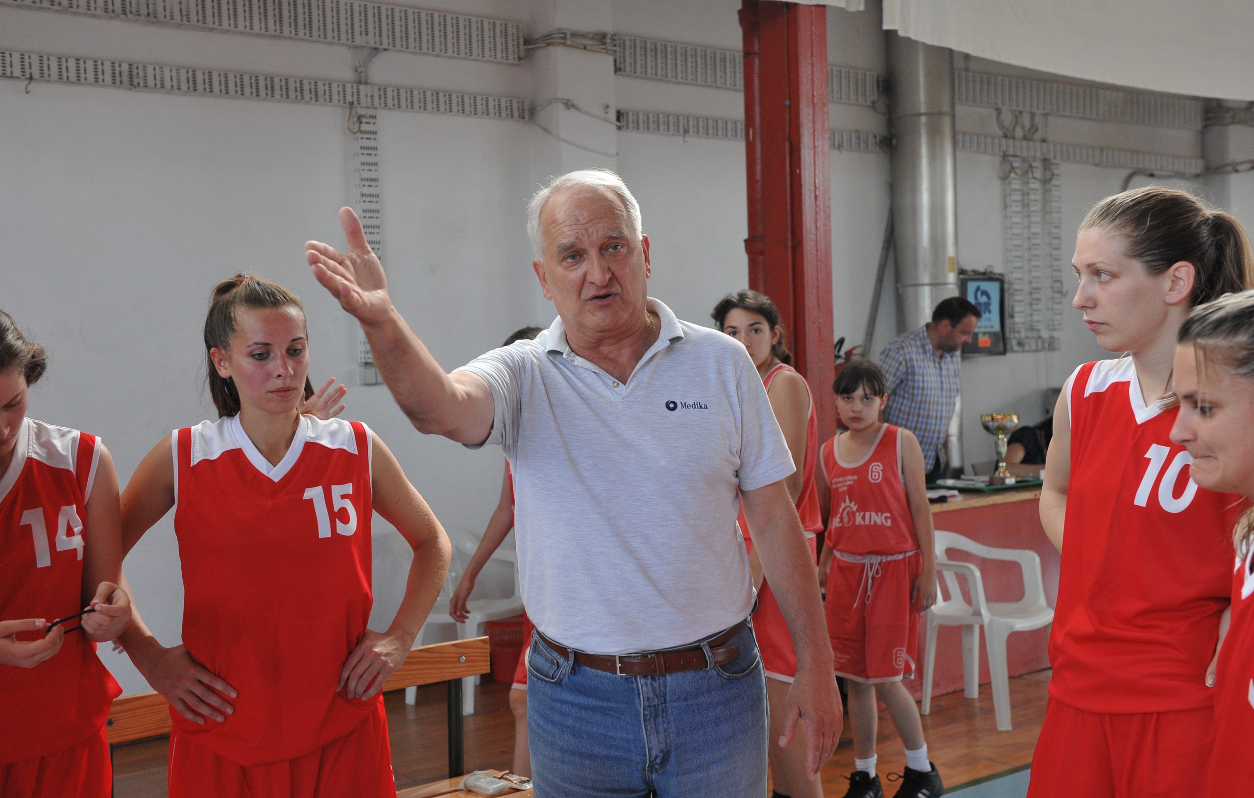 Dinko Mustapić sa svojim košarkašicama Mlake/Foto Arhiva NL